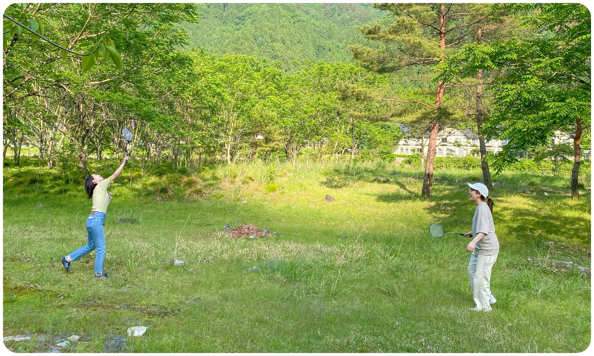 鯖山荘 山川-Sansen-付近の芝生でバドミントンをする様子