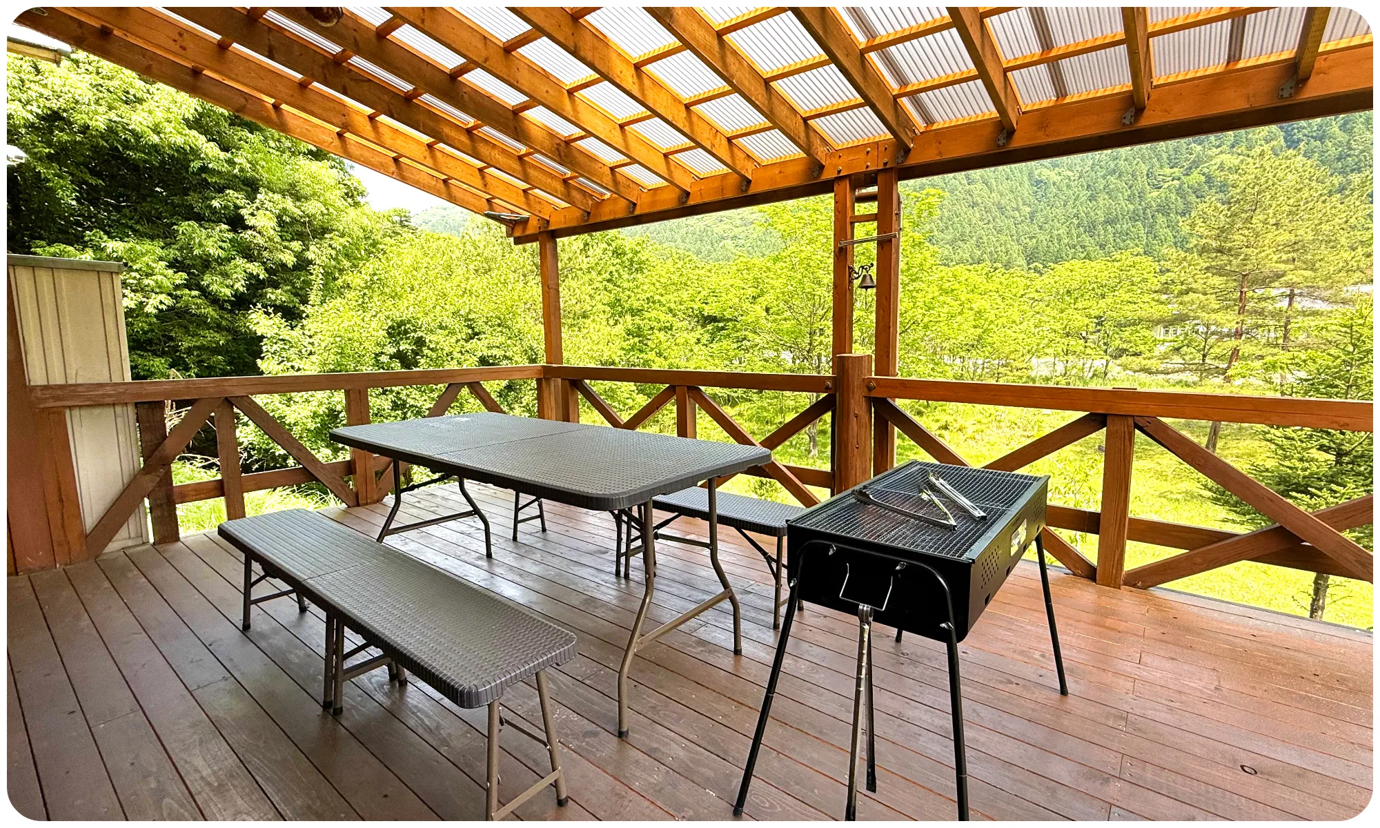 鯖山荘 山川-Sansen-のテラスにあるBBQコンロ