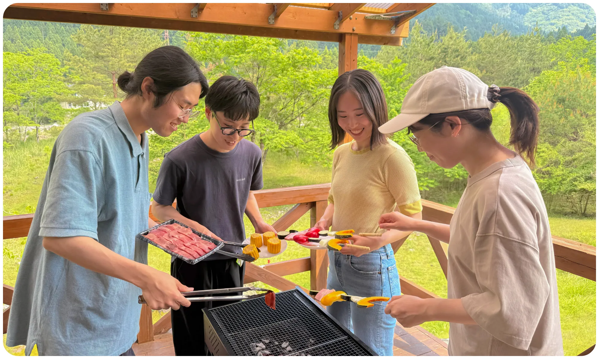 鯖山荘 山川-Sansen-のテラスでBBQを楽しむ様子