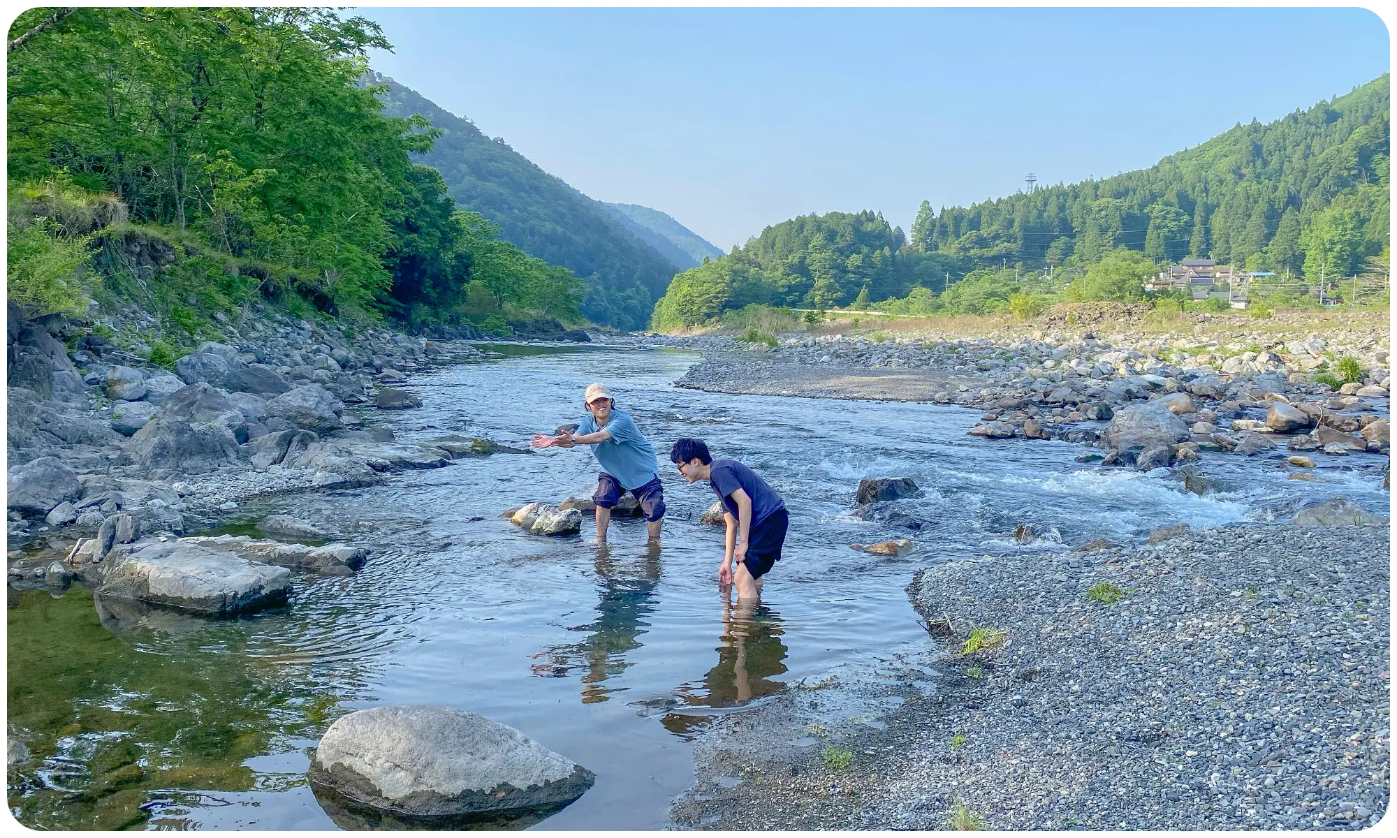鯖山荘 山川-Sansen-付近の川で遊ぶ様子