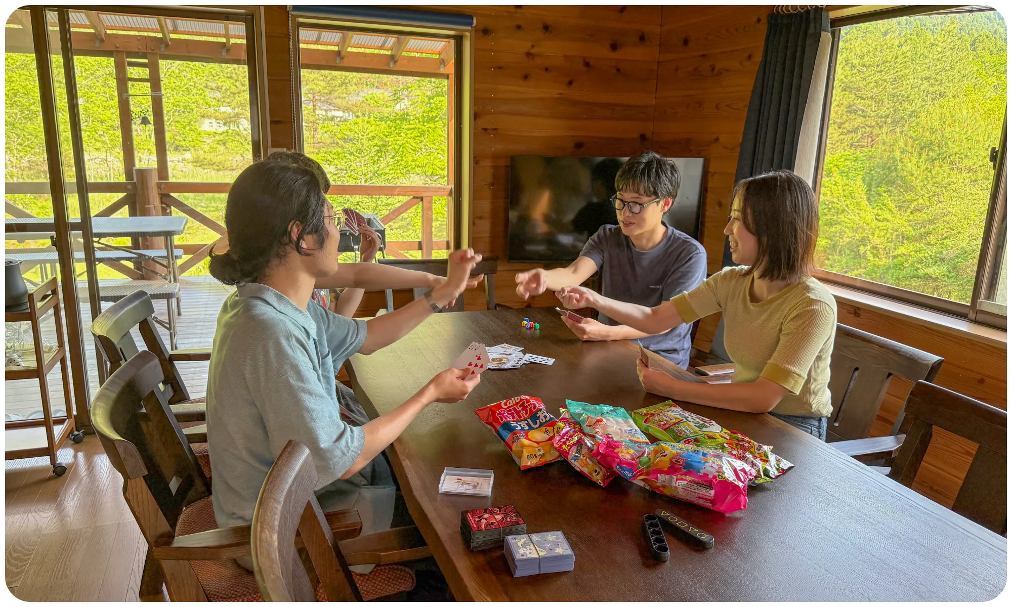 鯖山荘 山川-Sansen-の室内でトランプを楽しむ様子