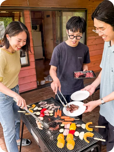 楽しそうにBBQをしている様子