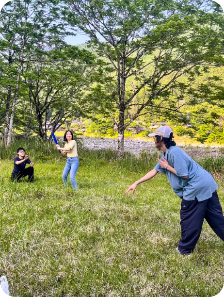 ソフトボールをして楽しむ様子