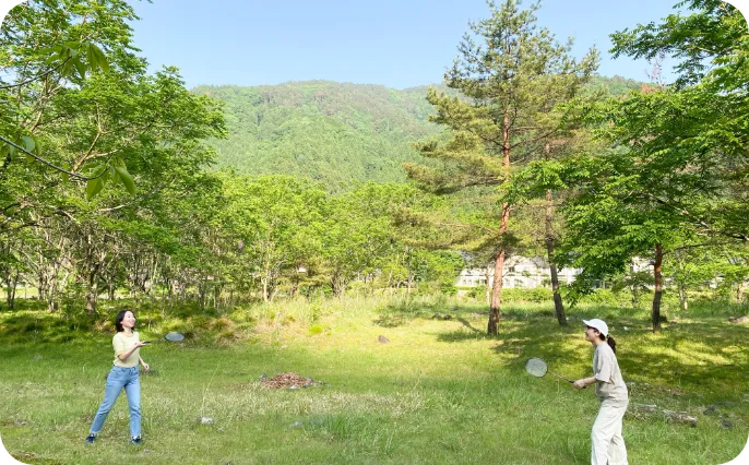 バトミントンで遊ぶ様子