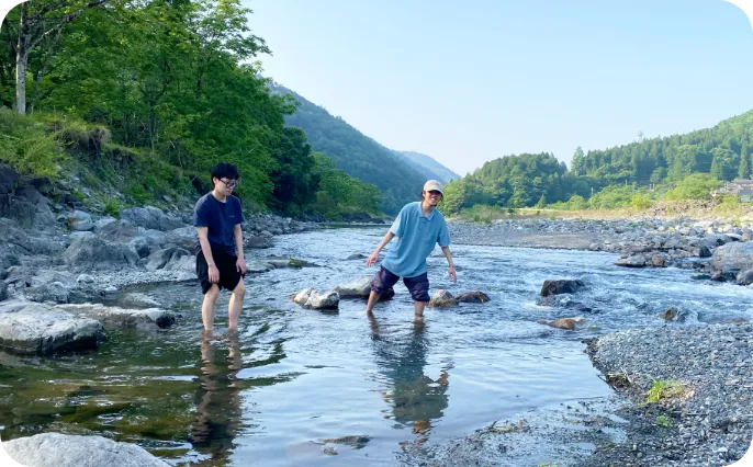 川で遊ぶ様子