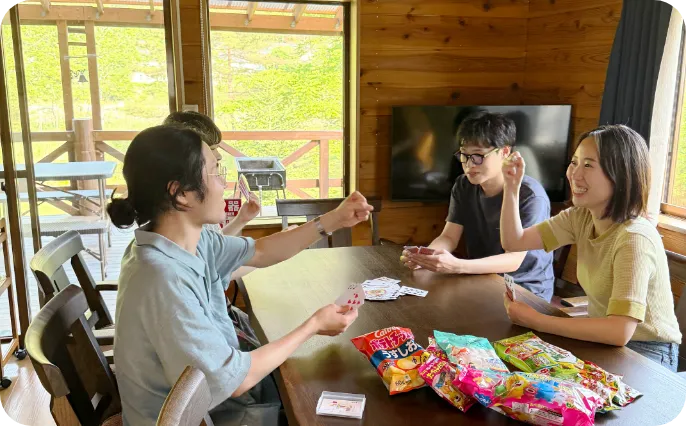 トランプをして遊ぶ様子