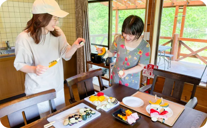 料理をして楽しむ様子